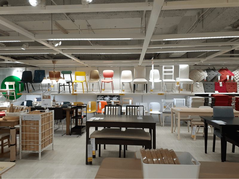To avoid choice overload IKEA’s product ranges are grouped according to color and design groups.